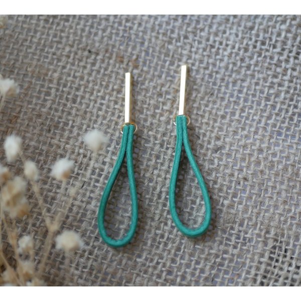 Ohrringe aus Jadeleder lange rechteckige goldene Nieten