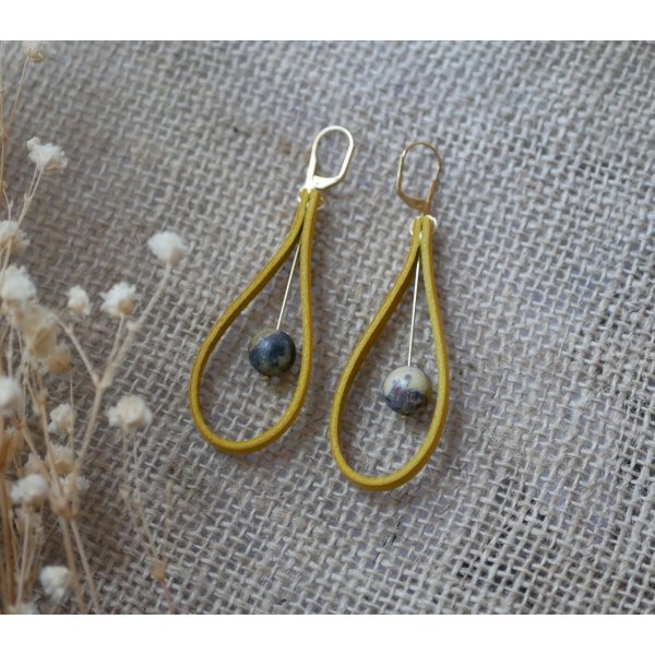 Ohrringe aus senfgelbem Leder und Edelsteinen 