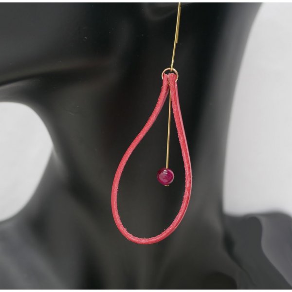 Ohrringe aus korallenrotem Leder mit passenden Perlen