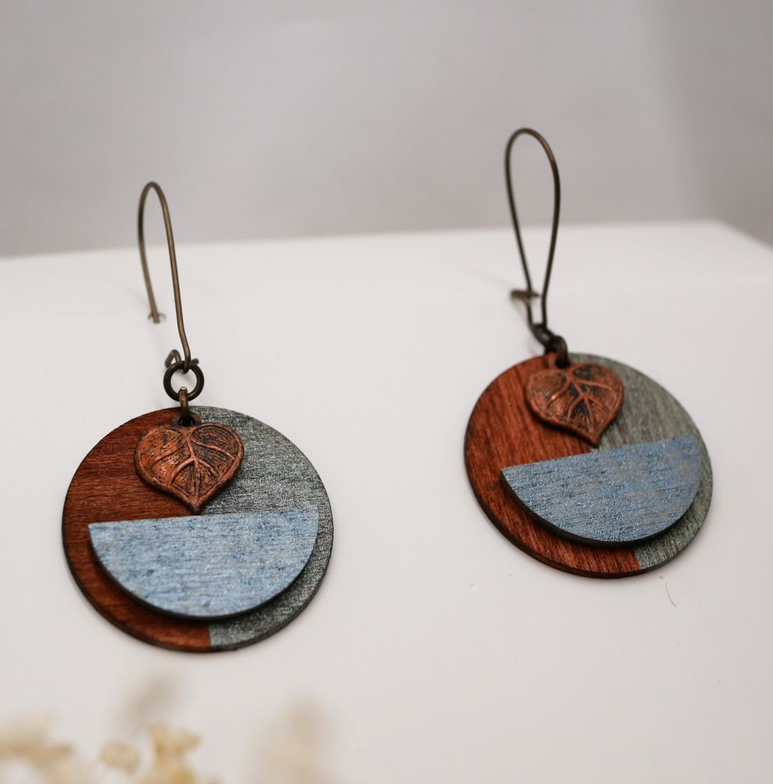 Boucles d'oreilles graphique en bois et feuille cuivrée