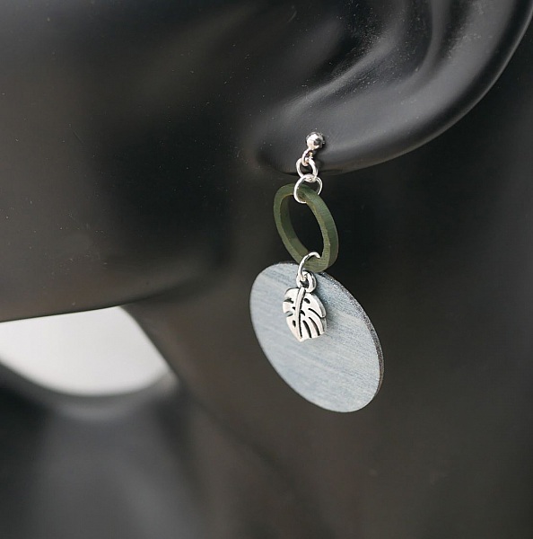 Grafische Ohrringe aus grauem und gr&uuml;nem Holz Bl&auml;tter Monstera