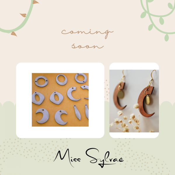 H&auml;ngende Ohrringe mit Monden aus metallisch-gr&uuml;nem und braunem Holz