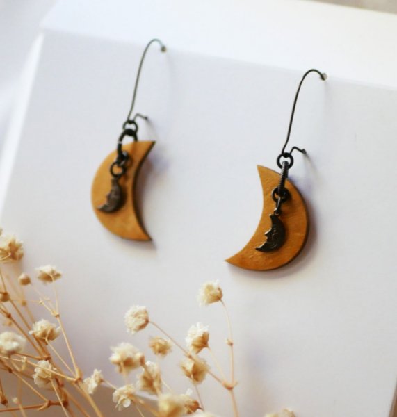 Goldene Mond-Ohrringe aus Holz und Charms aus Rohmessing