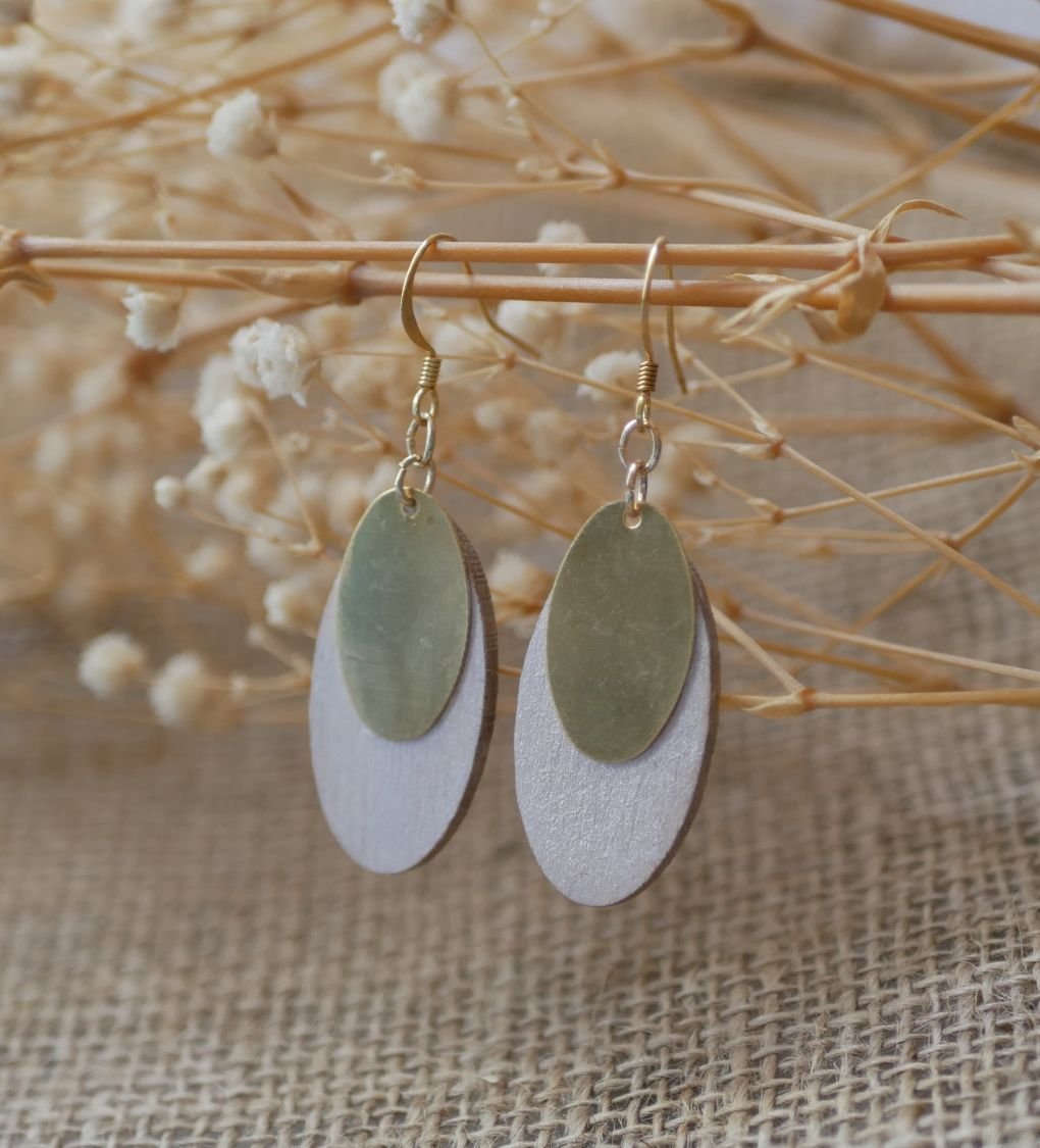 Boucles d'oreilles ovales en bois blanc et sequins dorés