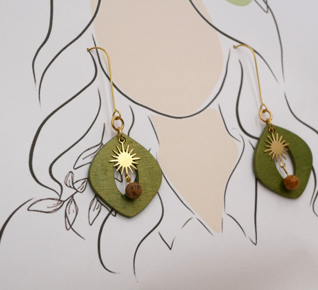 Hängende Ohrringe aus metallisiertem grünem Holz mit goldenen Sonnen