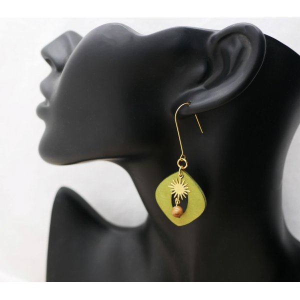 H&auml;ngende Ohrringe aus metallisiertem gr&uuml;nem Holz mit goldenen Sonnen