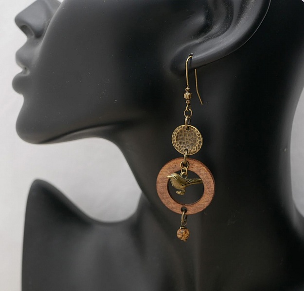 H&auml;ngende Ohrringe aus Holz mit V&ouml;geln aus Messing