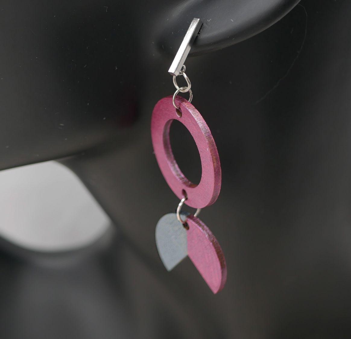 Geometrische Hängeohrringe aus Holz in Fuchsia und Grau