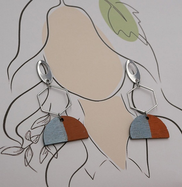 Geometrische H&auml;ngeohrringe in Grau und Braun