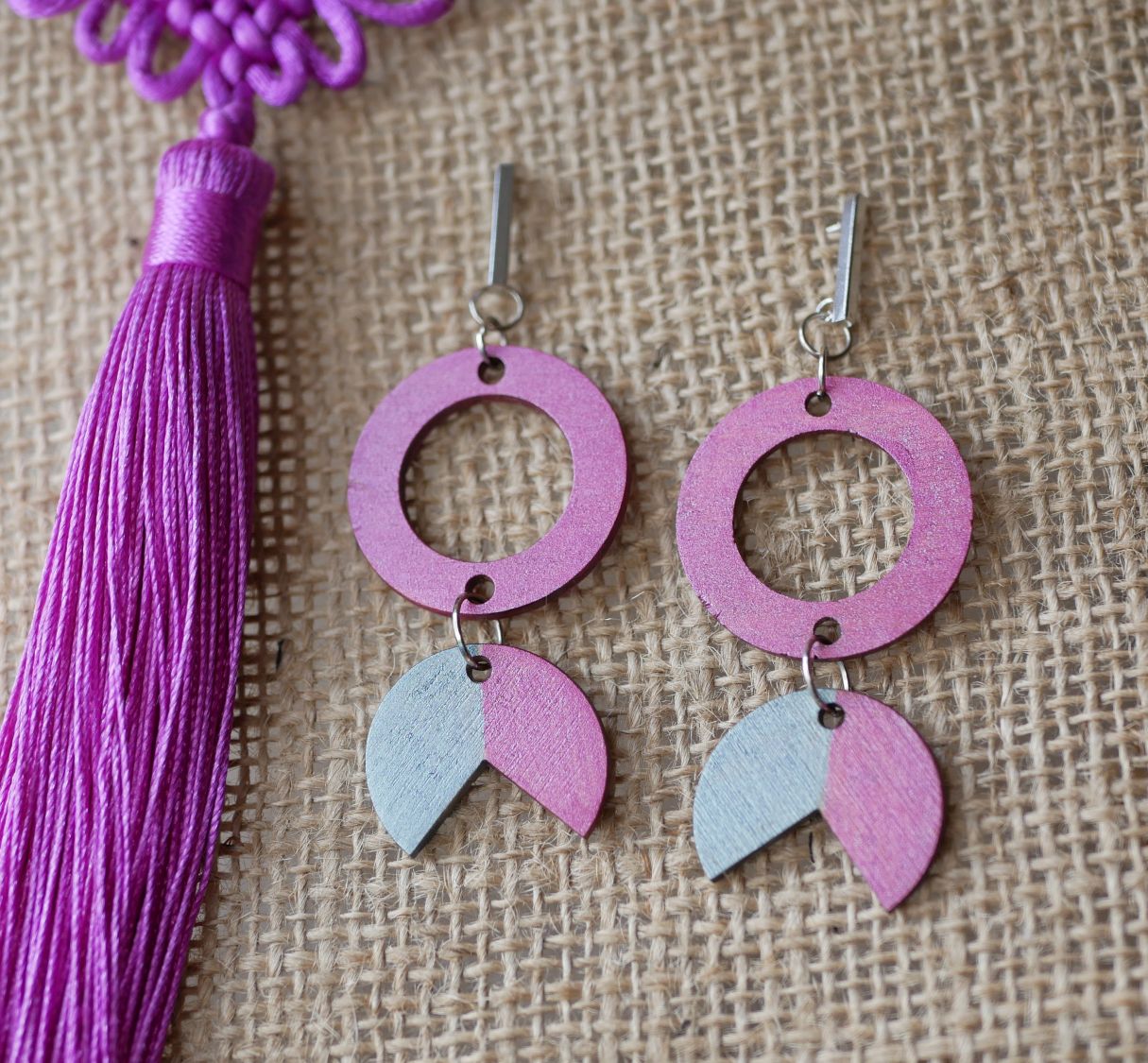 Geometrische Hängeohrringe aus Holz in Fuchsia und Grau