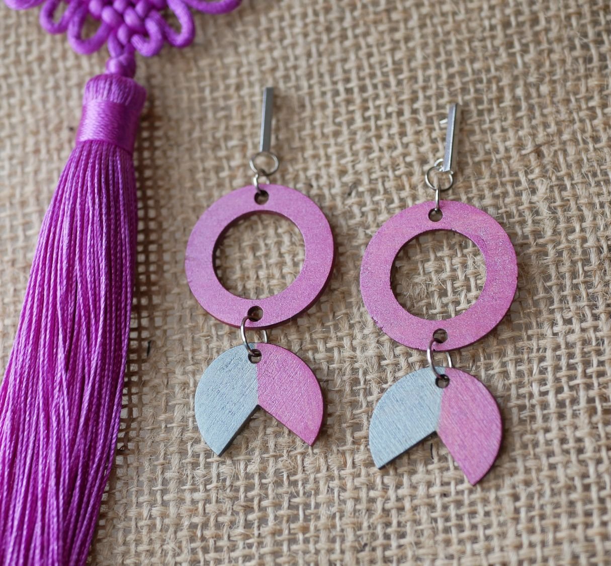 Geometrische Hängeohrringe aus Holz in Fuchsia und Grau