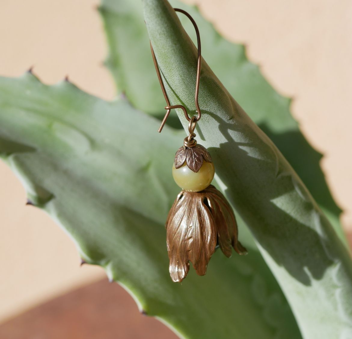 Hängende Ohrringe mit breiten Blütenblättern aus natürlichem Messing und Edelsteinperlen 