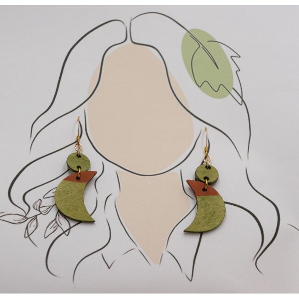 H&auml;ngende Ohrringe mit Monden aus metallisch-gr&uuml;nem und braunem Holz