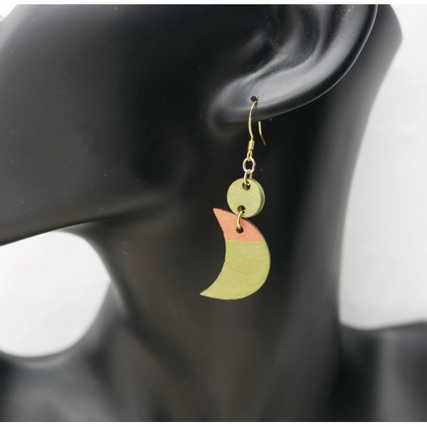 H&auml;ngende Ohrringe mit Monden aus metallisch-gr&uuml;nem und braunem Holz