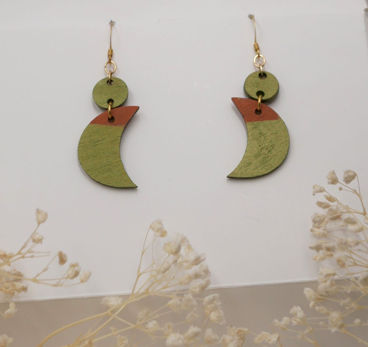 Hängende Ohrringe mit Monden aus metallisch-grünem und braunem Holz