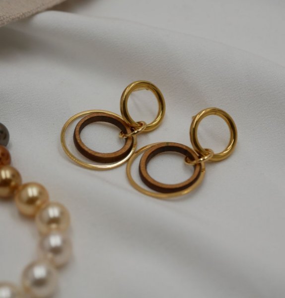 Boucles d'oreilles ronds en bois et ronds dor&eacute;s