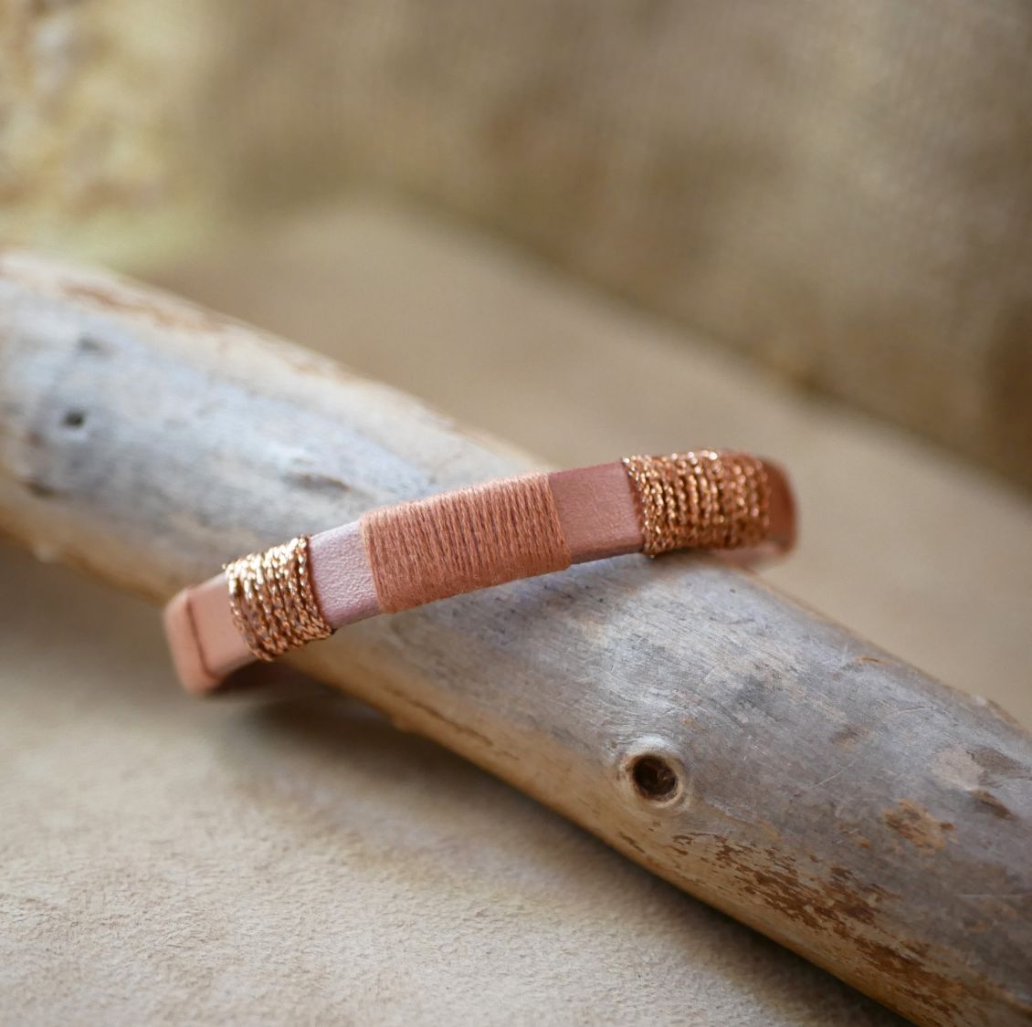 Bracelet en cuir femme rose poudré et tissé