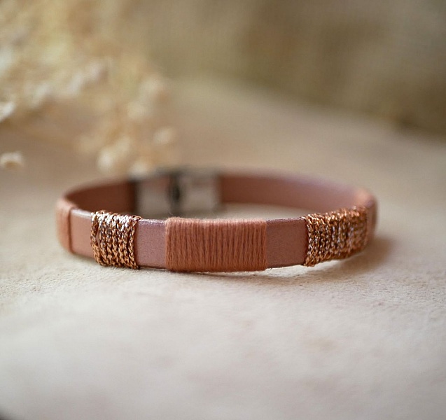 Bracelet en cuir femme rose poudr&eacute; et tiss&eacute;