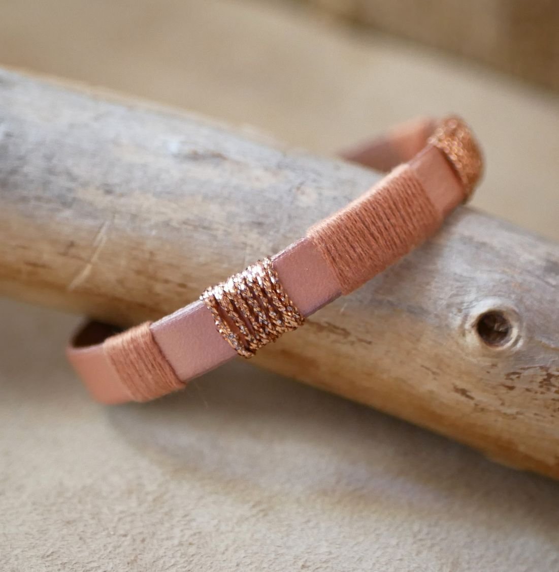 Bracelet en cuir femme rose poudré et tissé