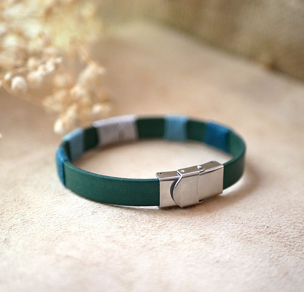 Bracelet en cuir vert tiss&eacute; de fils bleu et argent