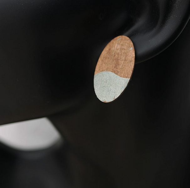 Gro&szlig;e ovale Ohrstecker aus Walnussholz und Metallic-Grau