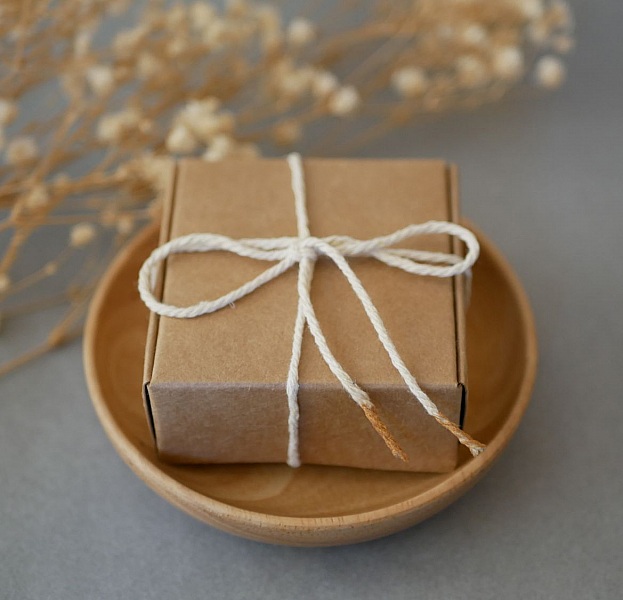 Gro&szlig;e ovale Ohrstecker aus Walnussholz und Metallic-Grau