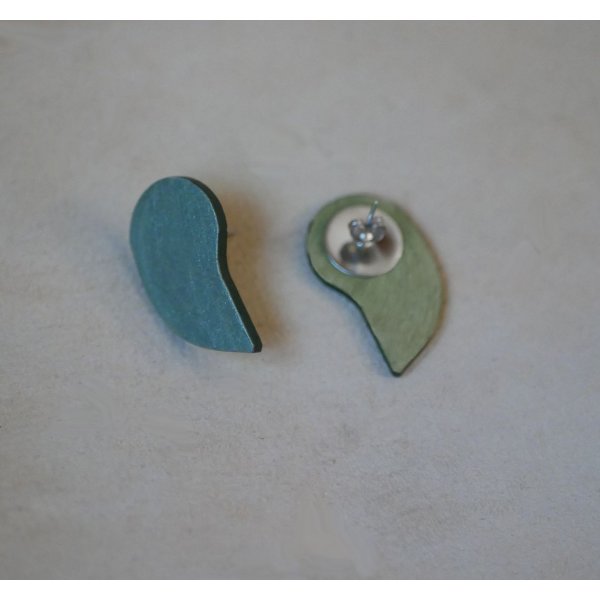 Grafische Ohrchips aus Gr&uuml;nholz in Metallic-Grau