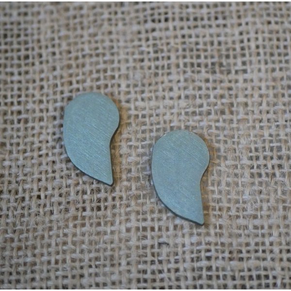 Grafische Ohrchips aus Gr&uuml;nholz in Metallic-Grau