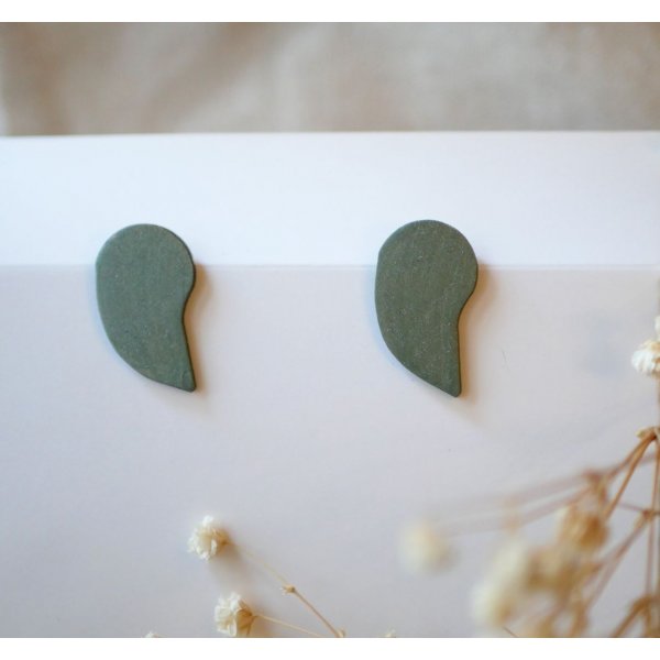 Grafische Ohrchips aus Gr&uuml;nholz in Metallic-Grau