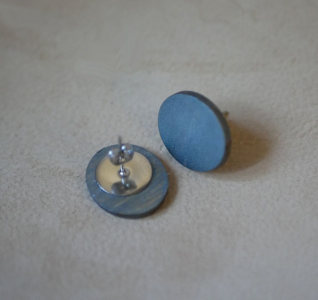 Puces d'oreilles ovales en bois peint gris effet métallisé.