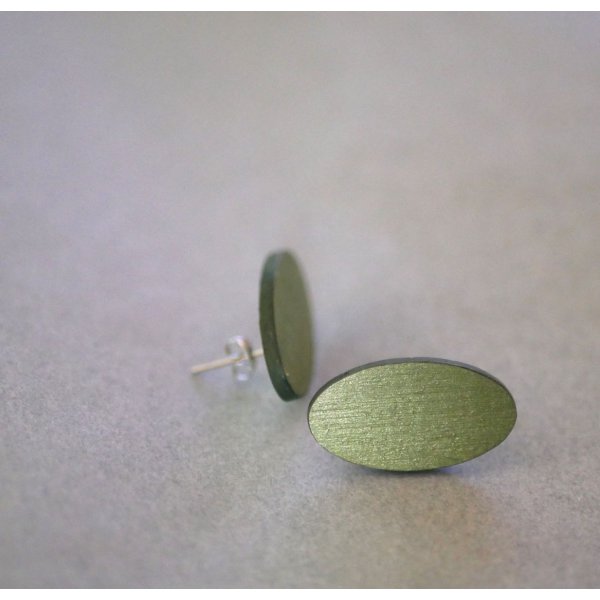 Ovale Ohrstecker aus Holz, bemalt in Duo-Gr&uuml;nt&ouml;nen mit Metallic-Effekt