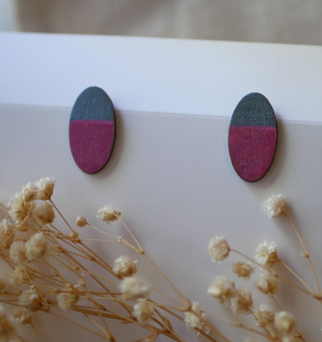 Ovale Ohrringe aus Holz, bemalt in Duo Fuchsia und Grau mit Metallic-Effekt