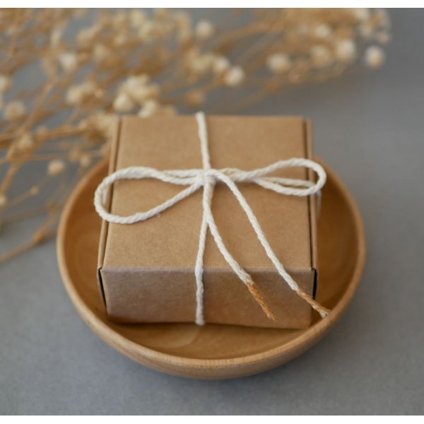 Runde Ohrstecker aus Holz und Monde in Dunkelgr&uuml;n und Gold