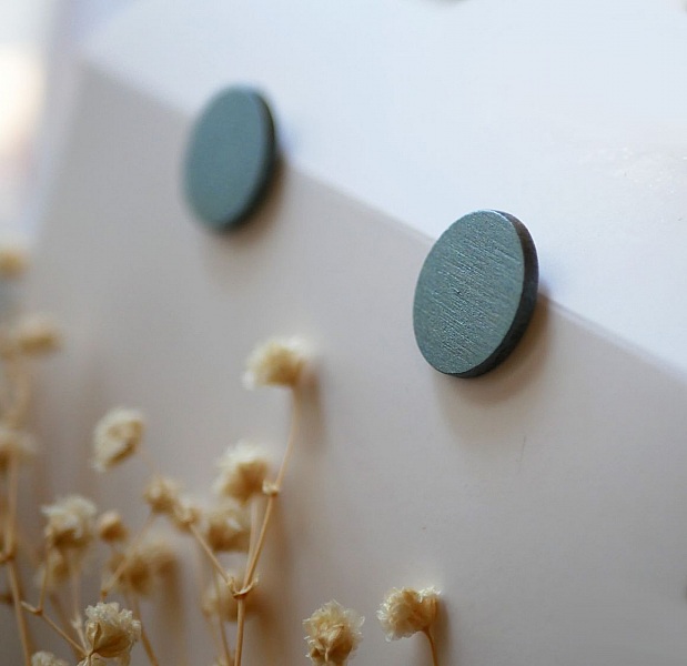 Puces d'oreilles ovales en bois peint gris effet métallisé.