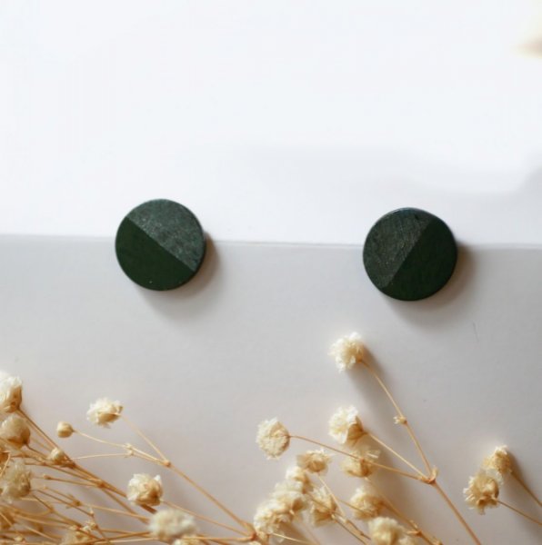 Runde Ohrringe aus bemaltem Holz in Dunkelgr&uuml;n und Grau mit Metallic-Effekt