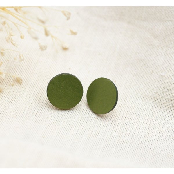 Runde Ohrringe aus bemaltem Holz in Gr&uuml;n mit Metallic-Effekt