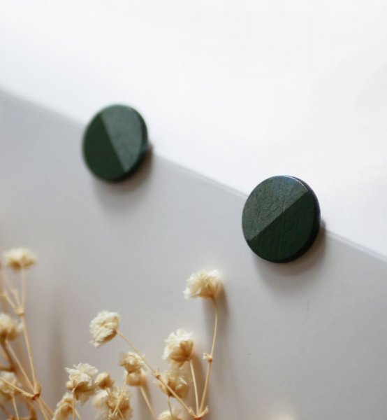 Runde Ohrringe aus bemaltem Holz in Dunkelgr&uuml;n und Grau mit Metallic-Effekt