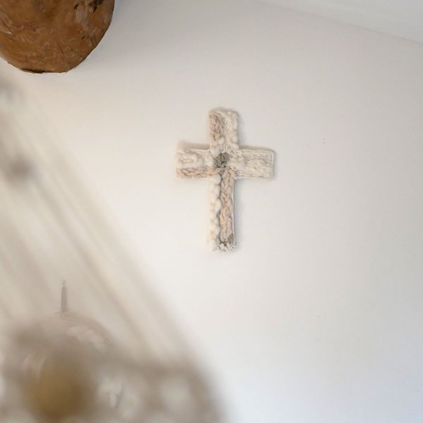 D&eacute;coration croix chr&eacute;tienne au tissage de laines blanches et beiges