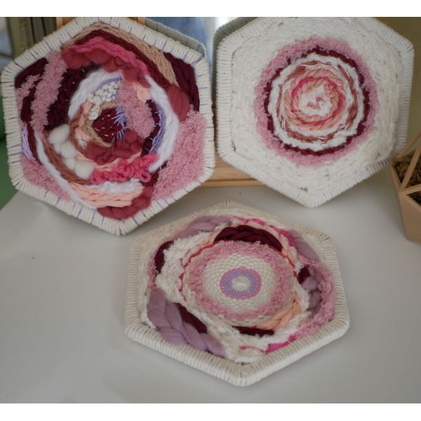 Ensemble de 3 cadres aux tissages en laine rose et blanc