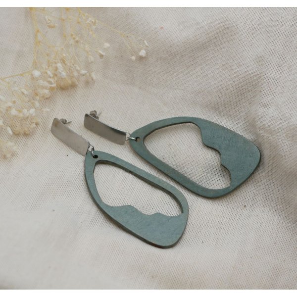 Gro&szlig;e Ohrringe aus bemaltem Holz in Graugr&uuml;n