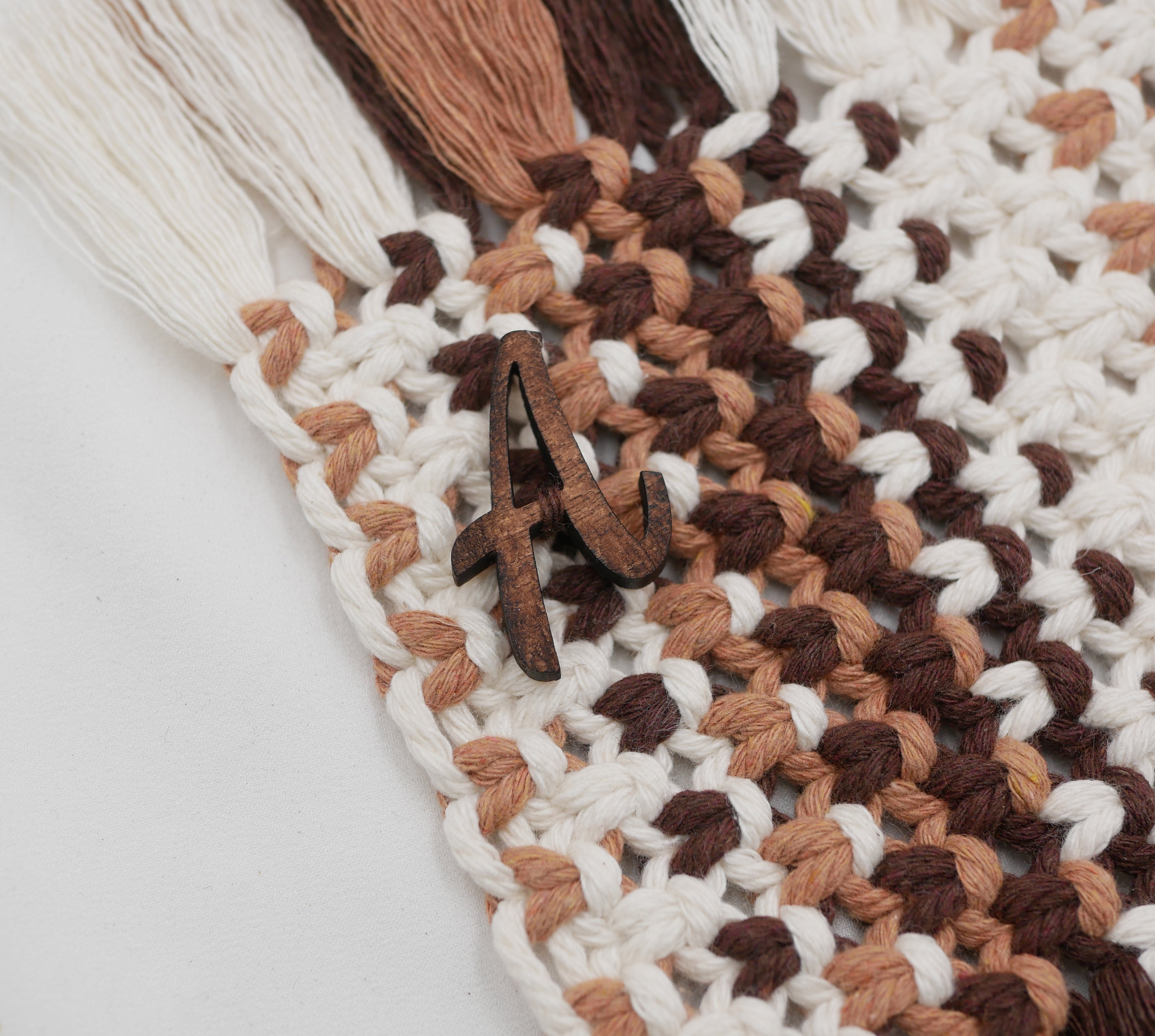 Mini tapis "Chocolat" pour dessous de tasse en macram&eacute; &eacute;cru, beige et marron