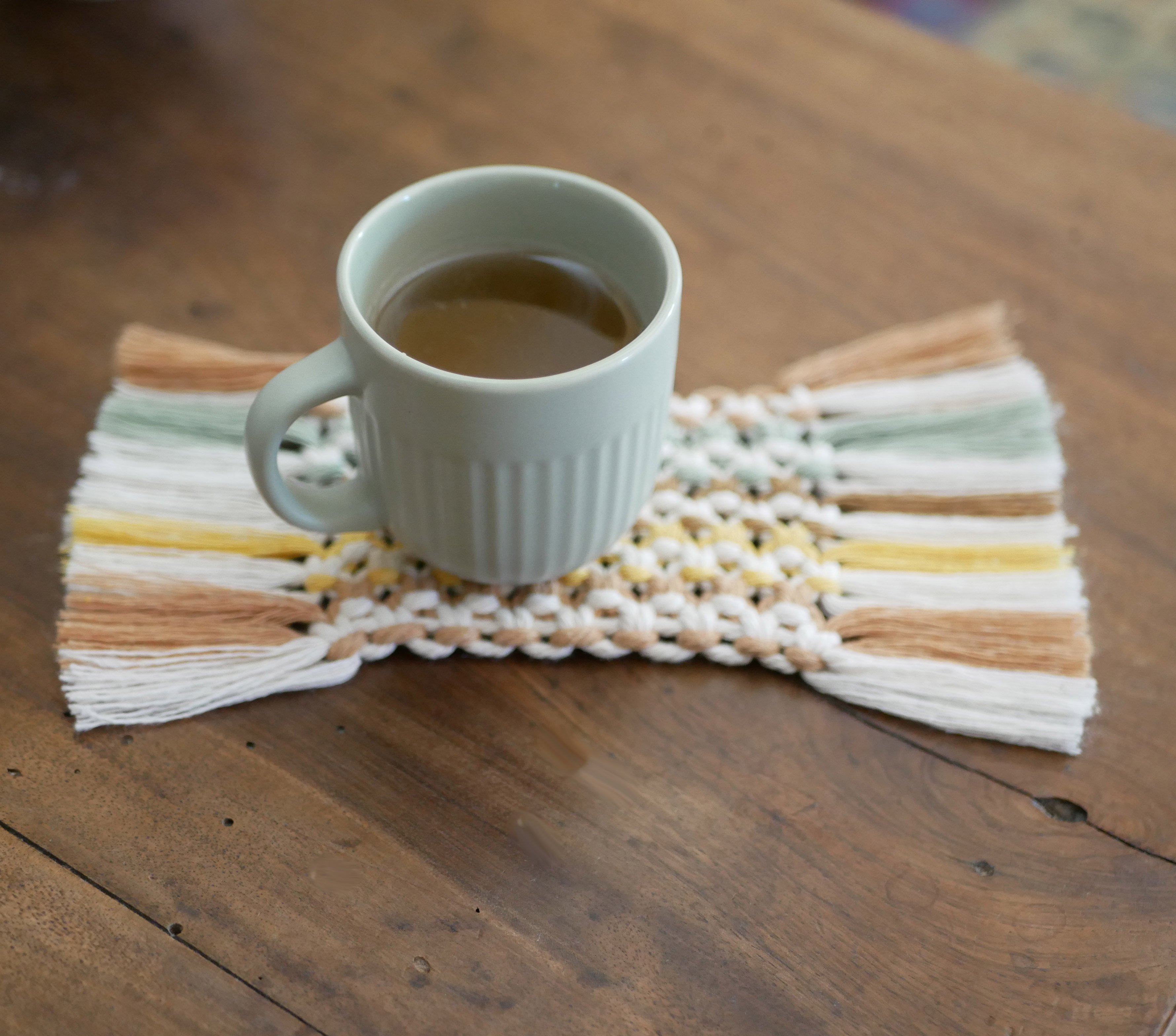 Mini tapis dessous de tasse décoratif en macramé multicolore beige