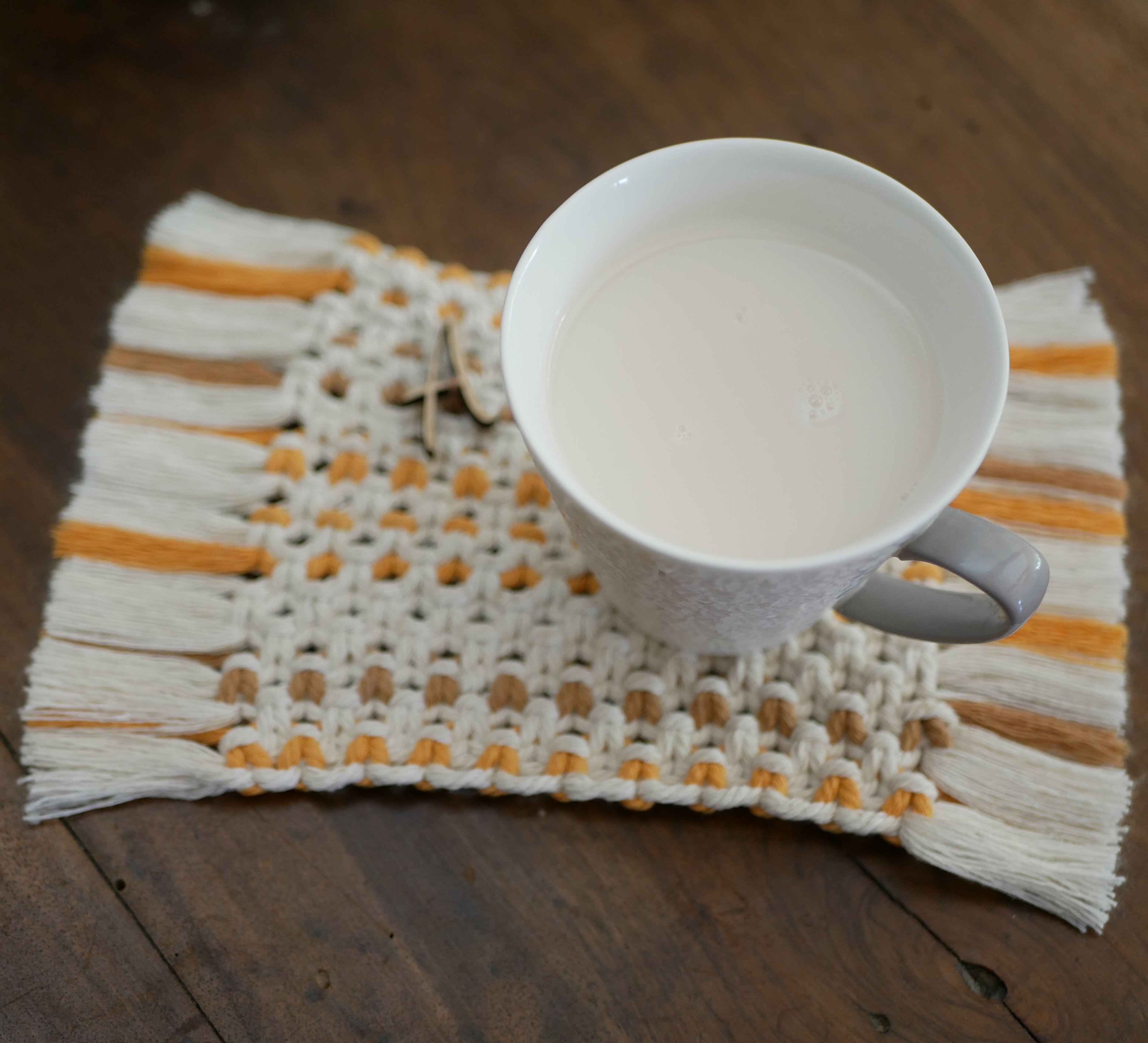 Mini tapis rectangulaire en macram&eacute; &eacute;cru, beige et orange pour grand dessous de mug 