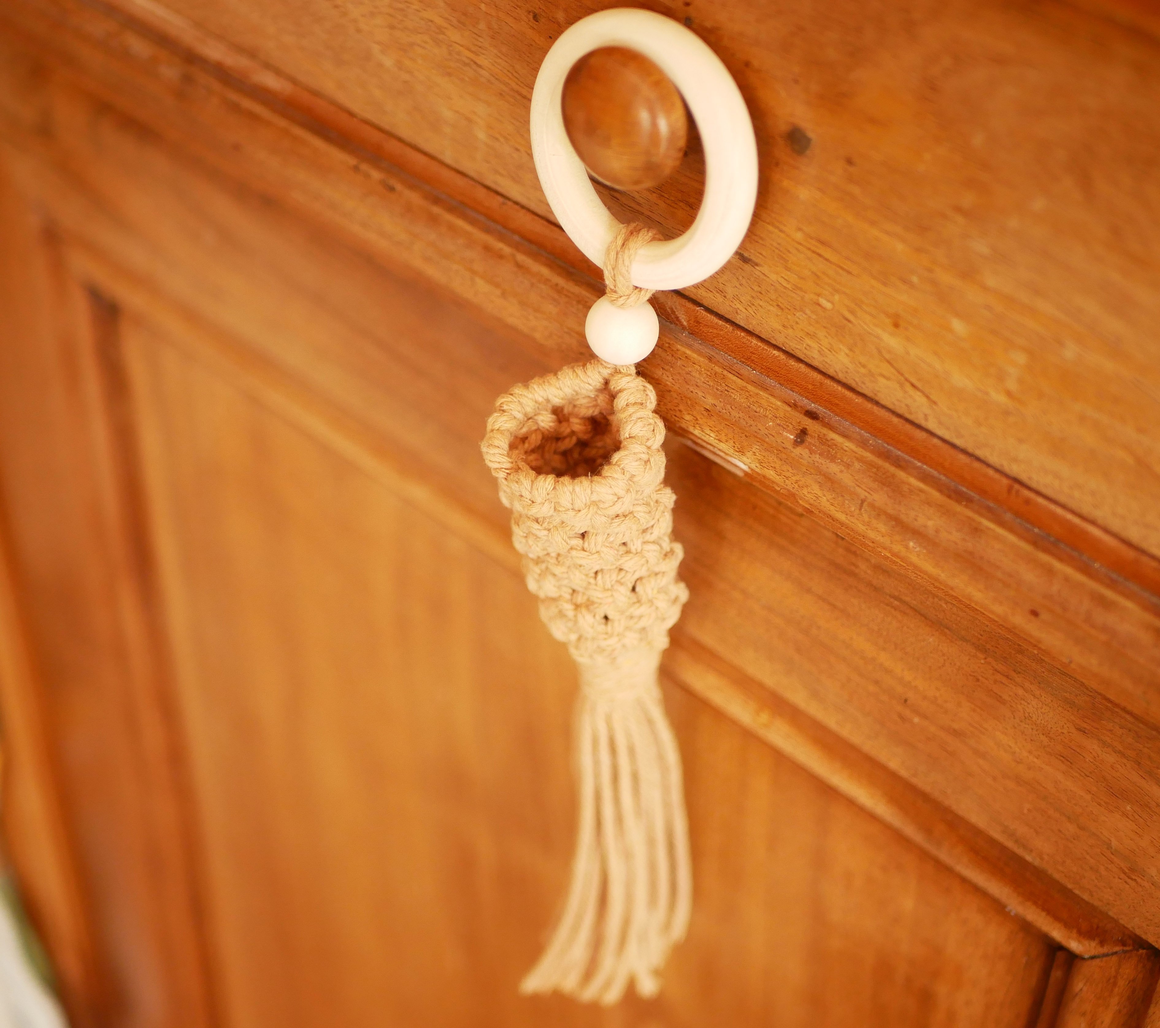 Petite suspension en macram&eacute; pour mini plantes avec corde coton Beige sable