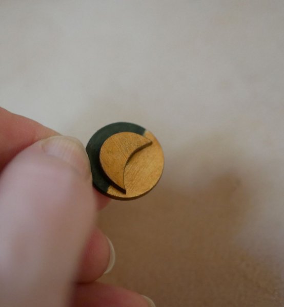 Runde Ohrstecker aus Holz und Monde in Dunkelgr&uuml;n und Gold