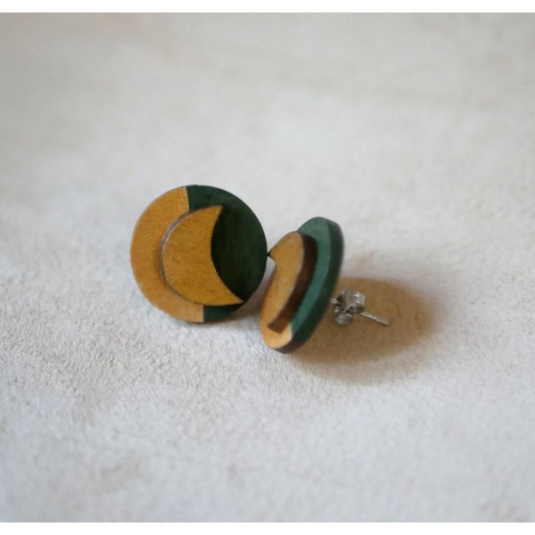 Runde Ohrstecker aus Holz und Monde in Dunkelgr&uuml;n und Gold