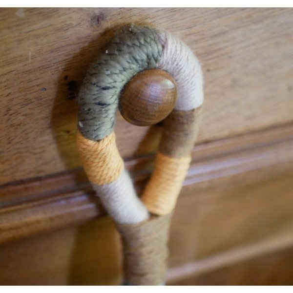 Suspension pompon macram&eacute; pour poign&eacute;e de porte