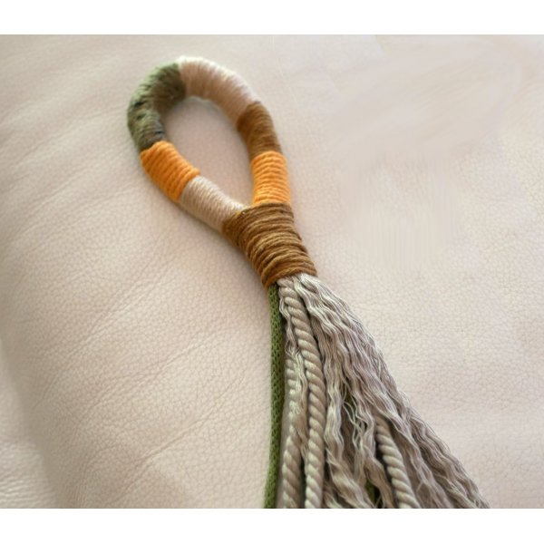 Suspension pompon macram&eacute; pour poign&eacute;e de porte