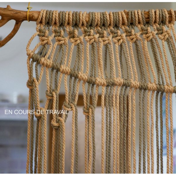 Tenture murale en macram&eacute; au duo de cordes et tissage de laines