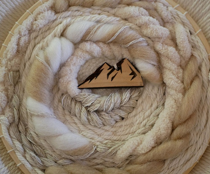 Tissage mural cadre rond en macram&eacute; et d&eacute;cor montagne en laines blanches et beiges